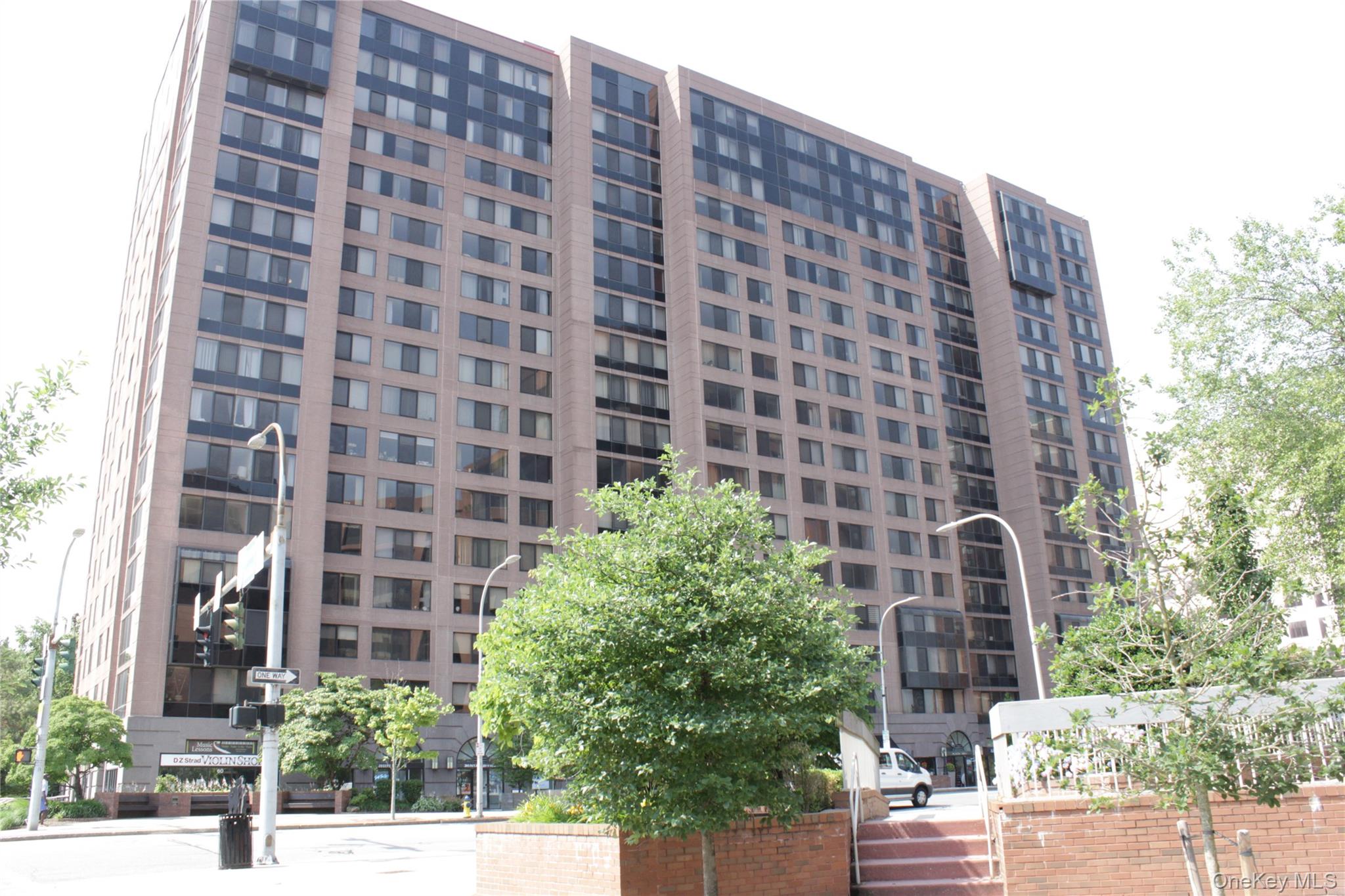 Beautiful 2 bedroom 2.0 Baths corner unit with great views.  Tenants o...