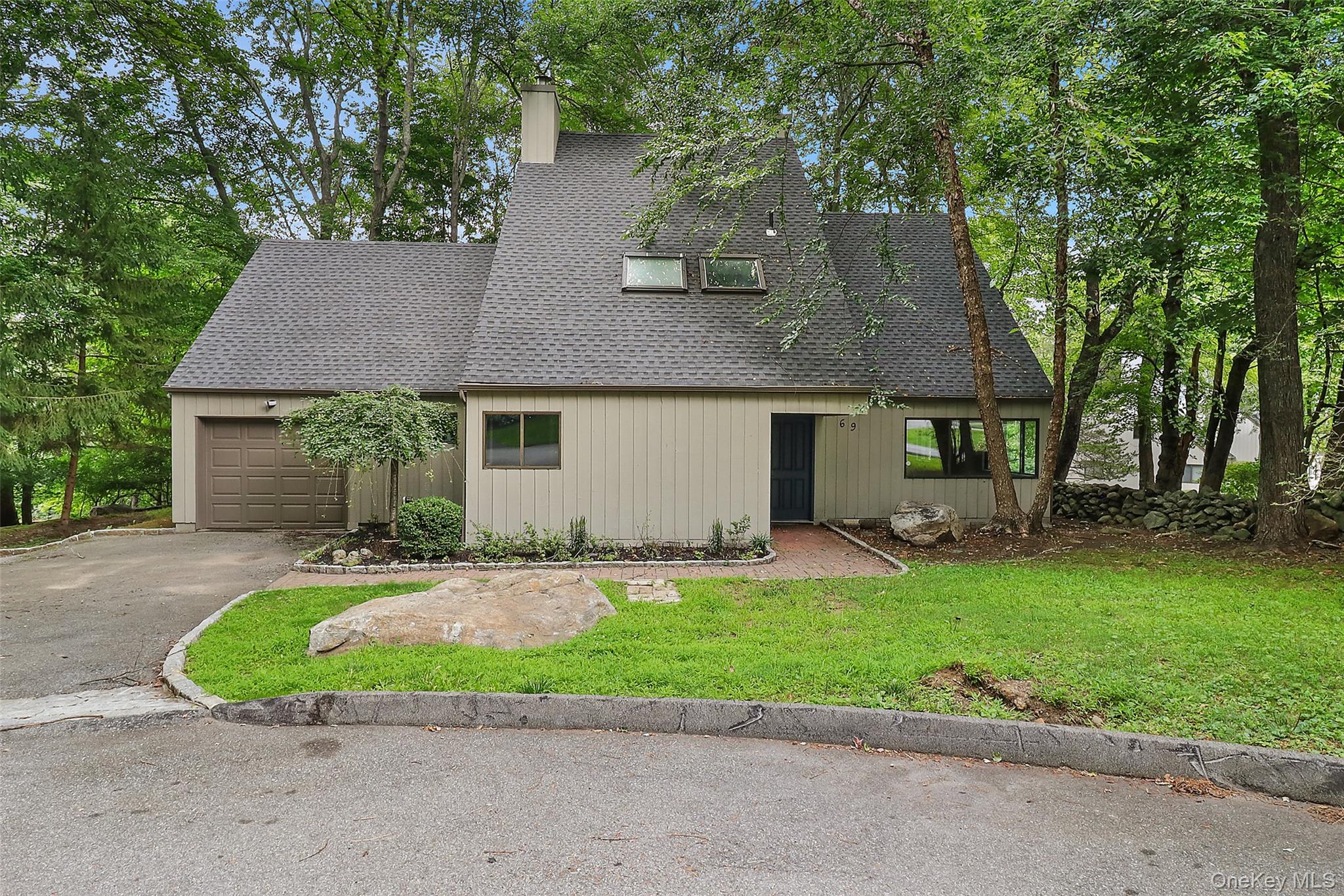 A beautifully refreshed contemporary home. This move-in-ready residenc...
