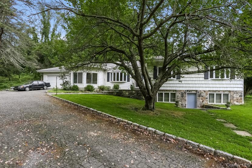 Perfect House Rental. Stylish Mid-Century style ranch ready for move-i...