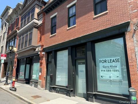 Highly visible retail location the heart of bustling downtown business...