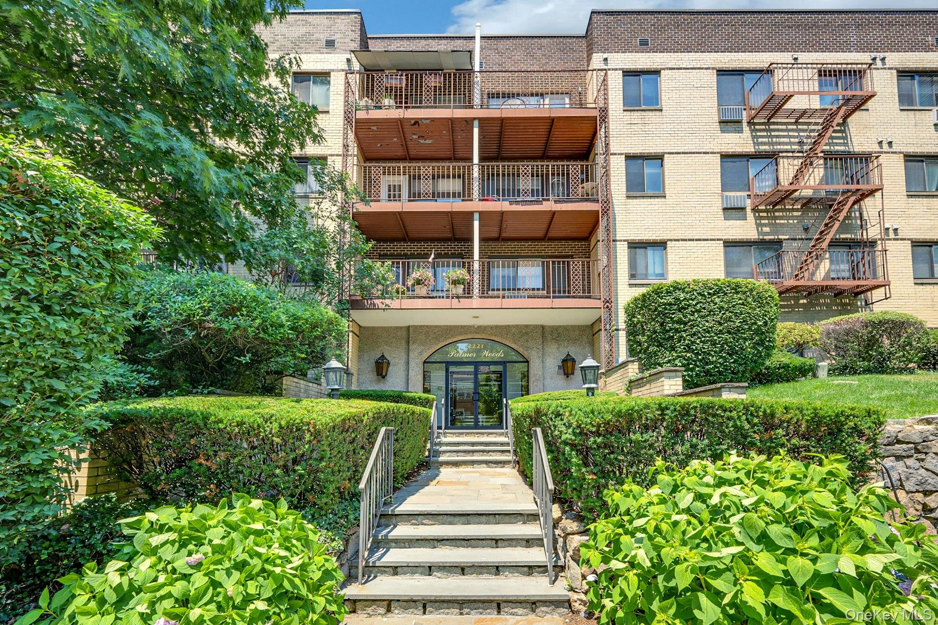 Move right into this beautifully updated, east-facing studio that live...