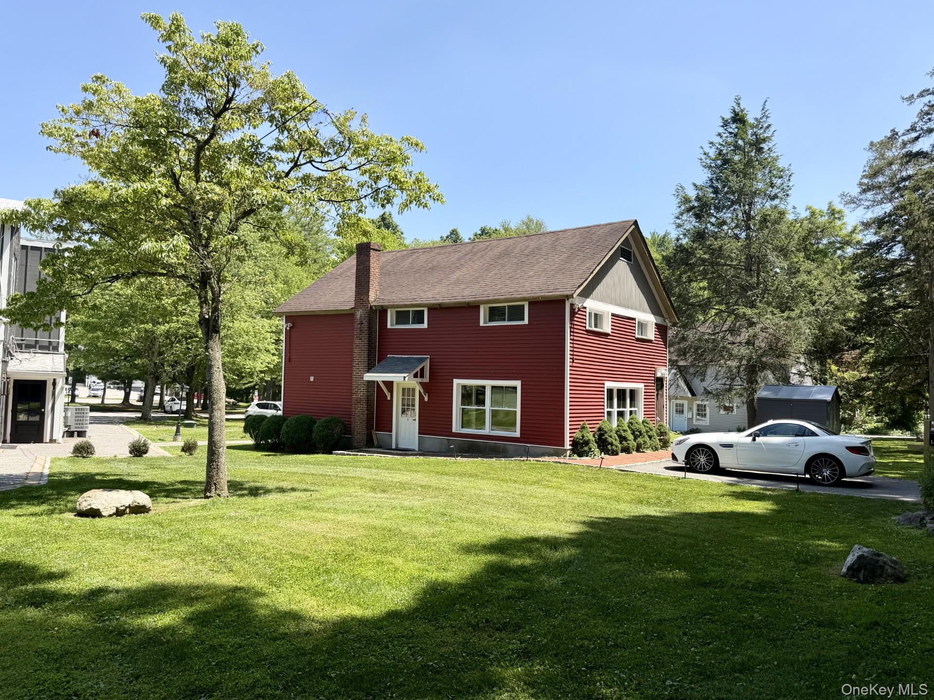 Sophisticated Living in the Heart of Pound Ridge! This beautifully ren...