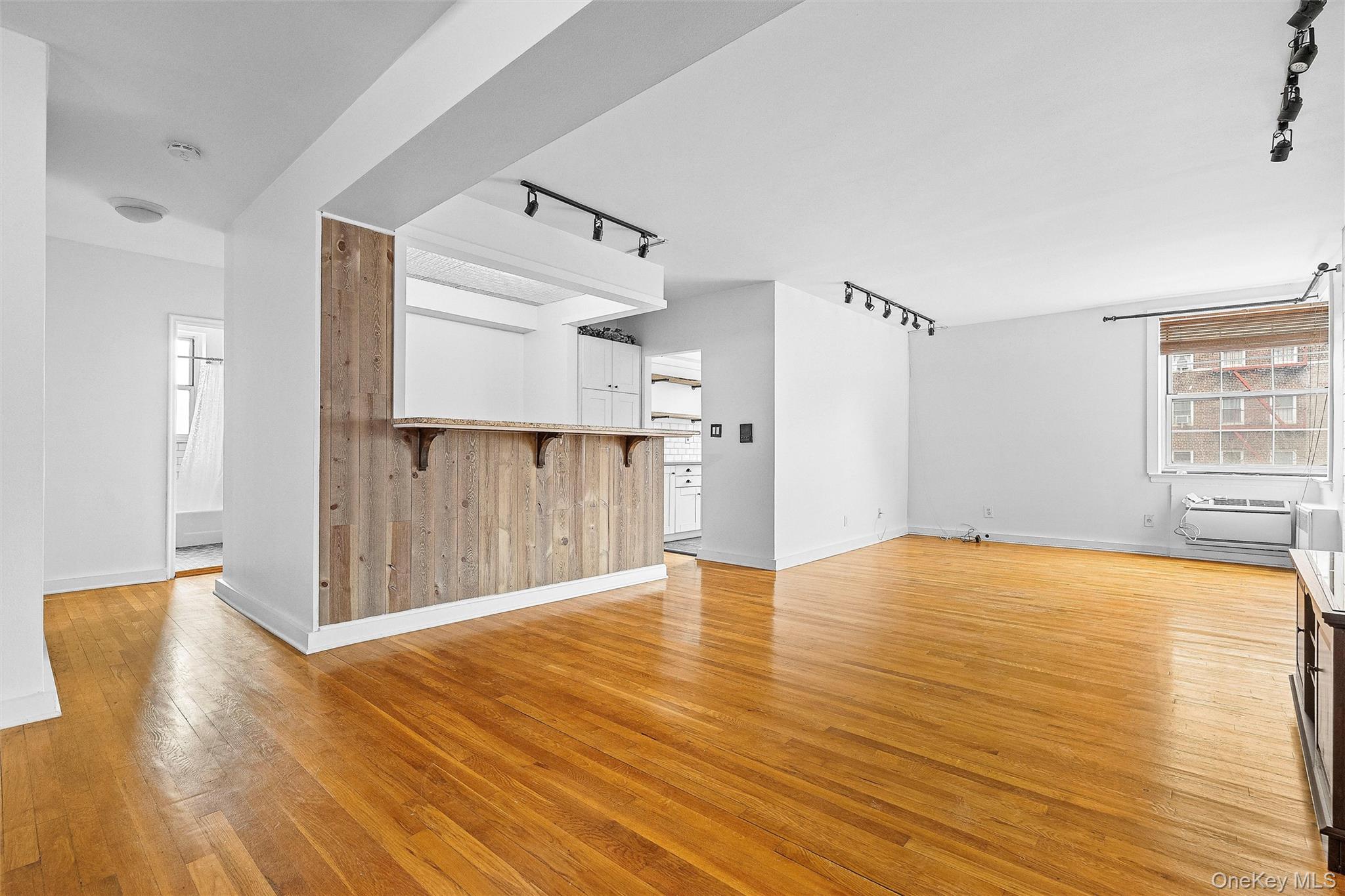 Spacious & Sunlit Corner Apartment – Prime Bronxville Location

This b...