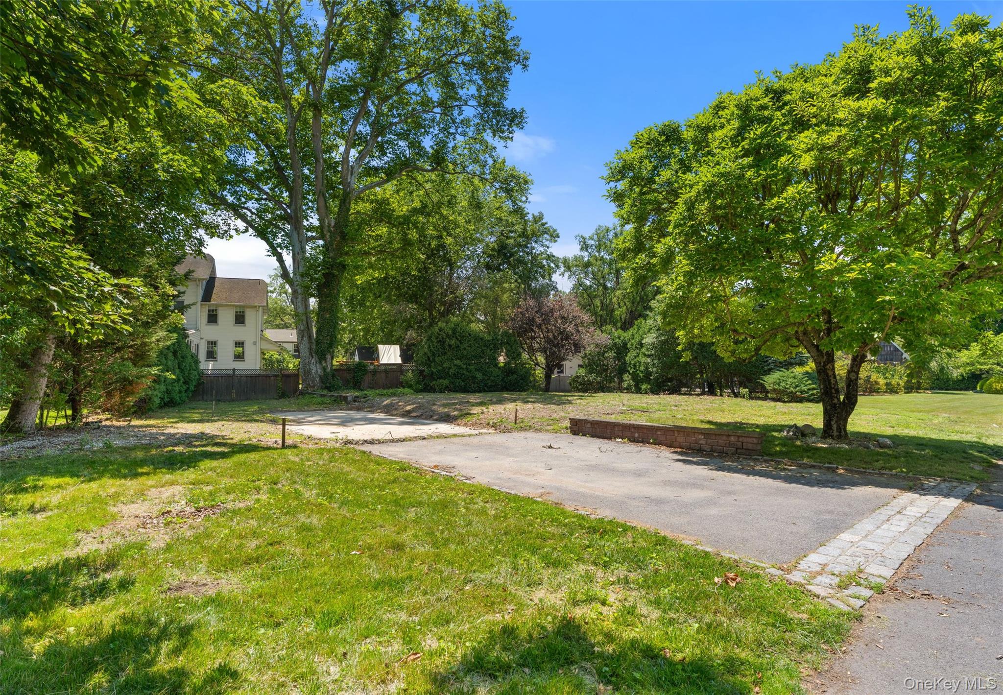 Rare setting to build your dream home on one of Orienta's rare buildab...