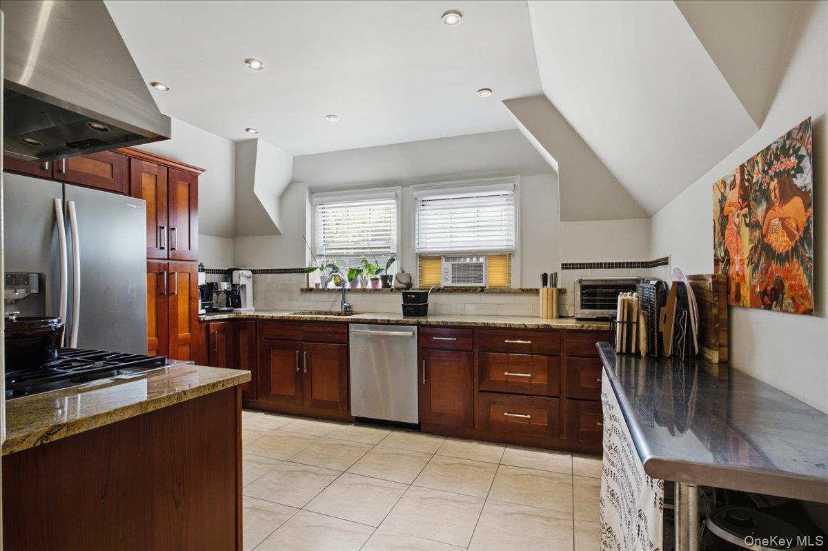 Stunning Fully Renovated Top-Floor 2BR/2BA with Vaulted Ceilings, Unna...