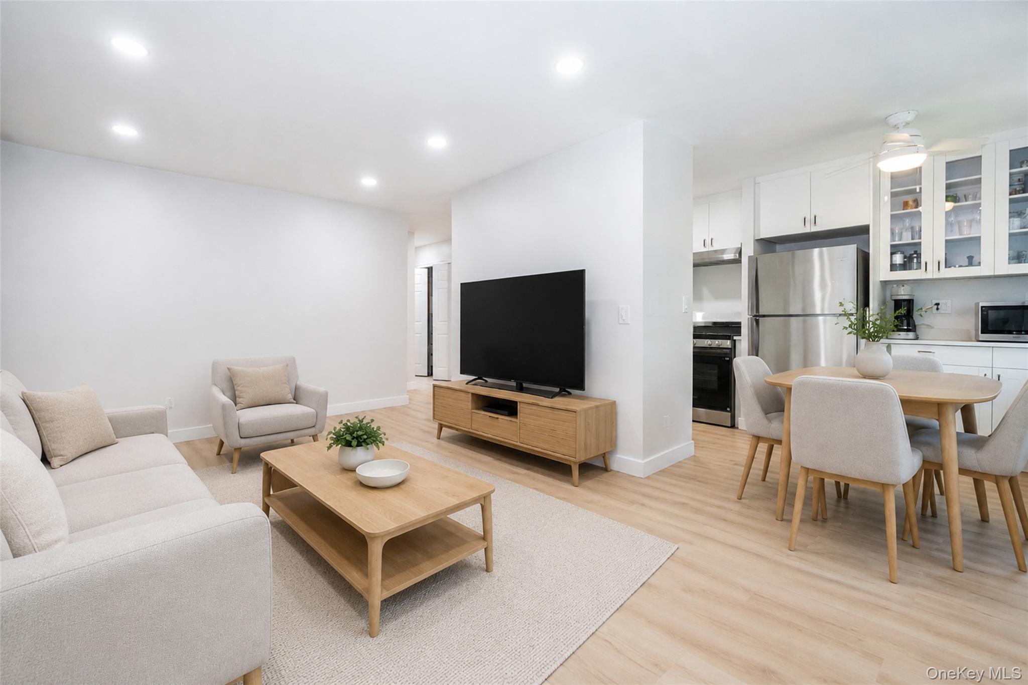 Beautifully renovated 1-bedroom residence in the sought-after Whitewoo...
