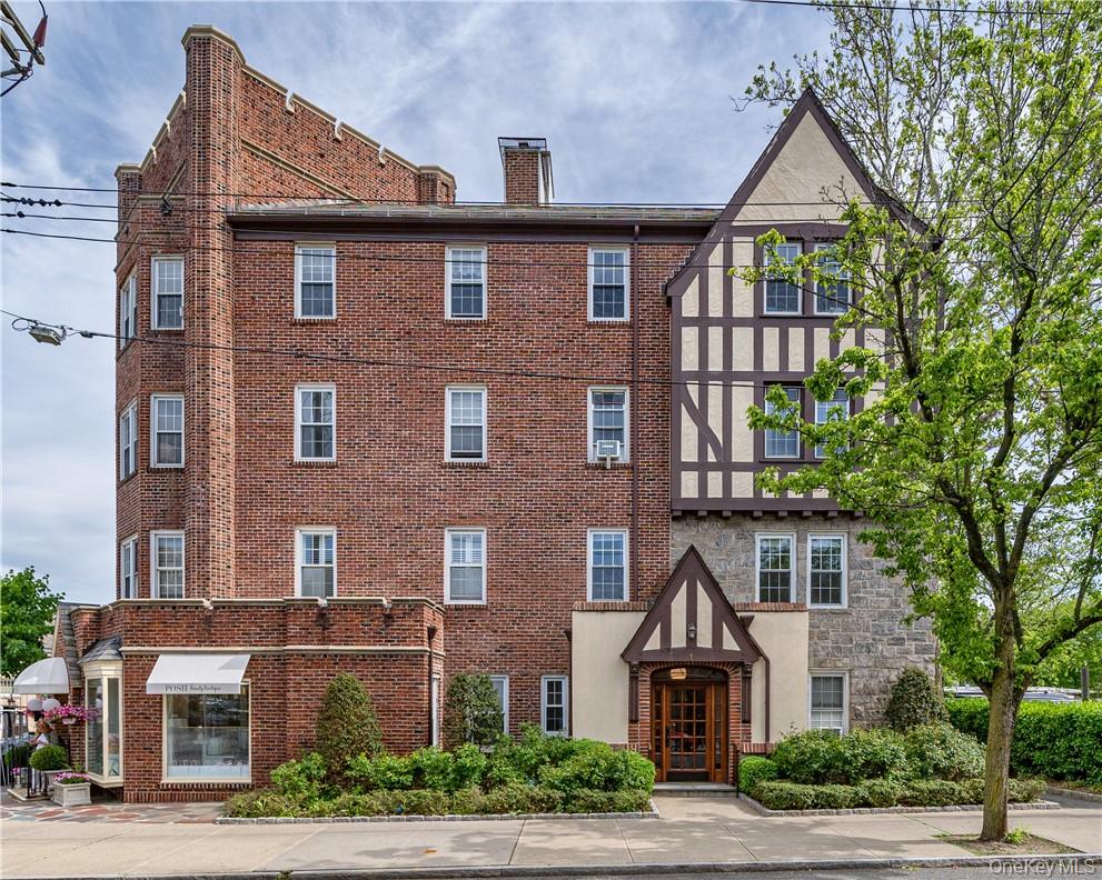 Live in the heart of Bronxville Village and stroll to every convenienc...