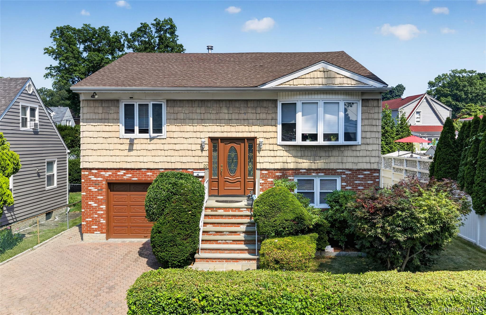 Beautiful Raised Ranch in Quiet Residential Homefield Section~. Offeri...