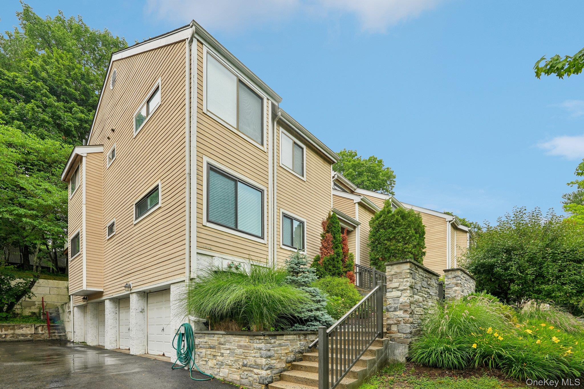 Fully renovated 2 bedroom, 2 bathroom duplex condo close to Chappaqua...