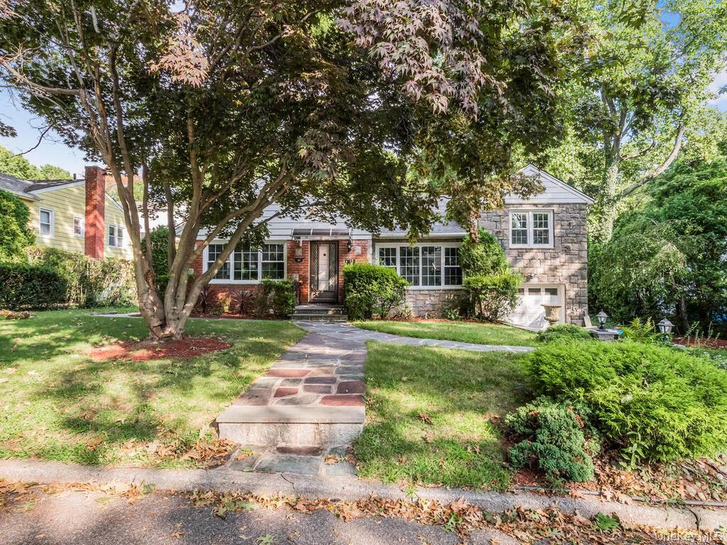 Immaculate 4 Bedroom house for RENT. Large Living Room, Formal Dining...