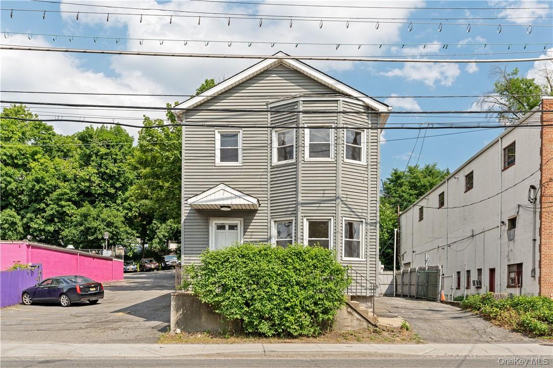 Commuter's dream! Beautiful and bright 3 bedrooms, 1.5 bathrooms Colon...