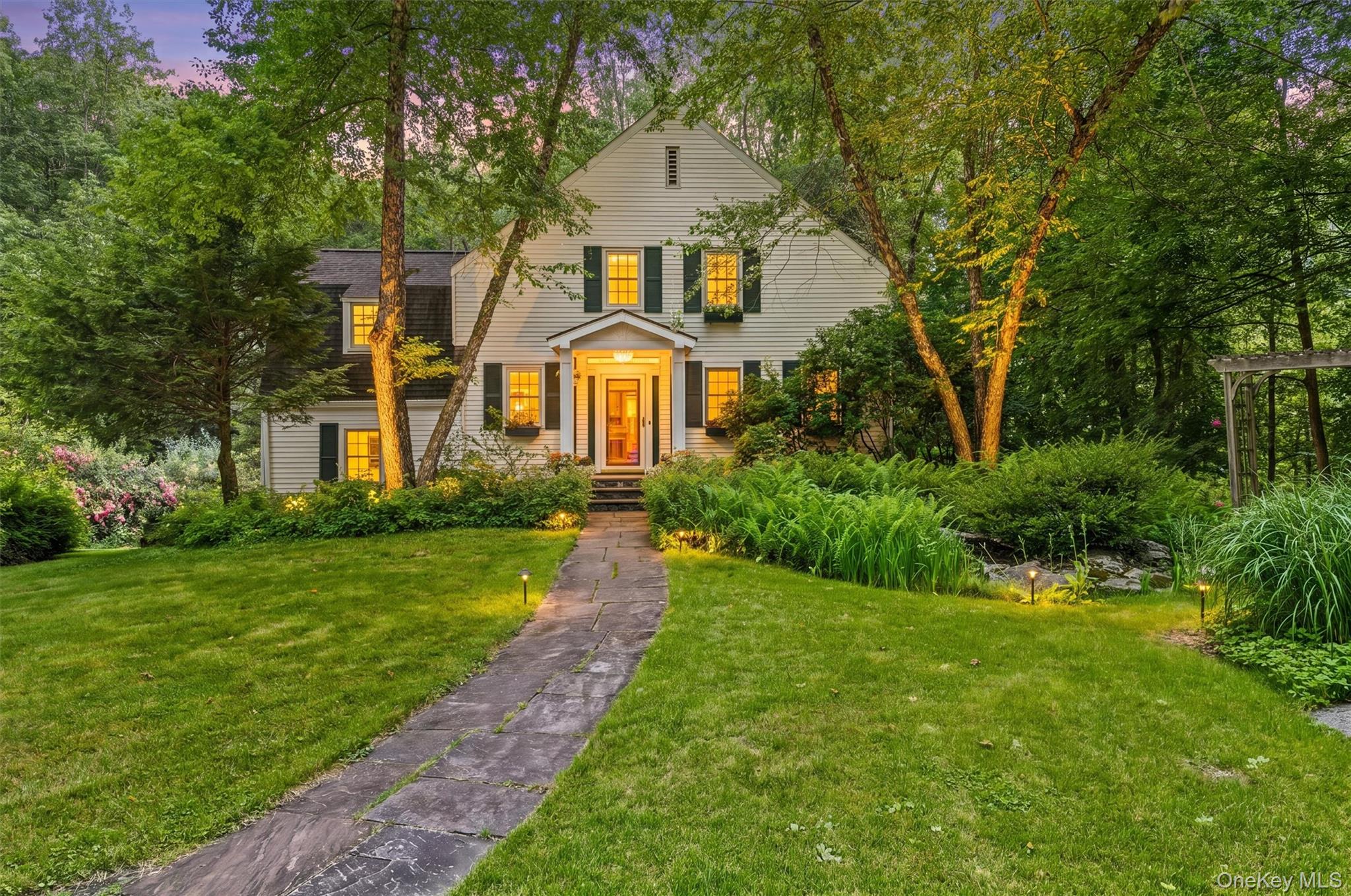 Escape to this charming country retreat where privacy, comfort and tim...