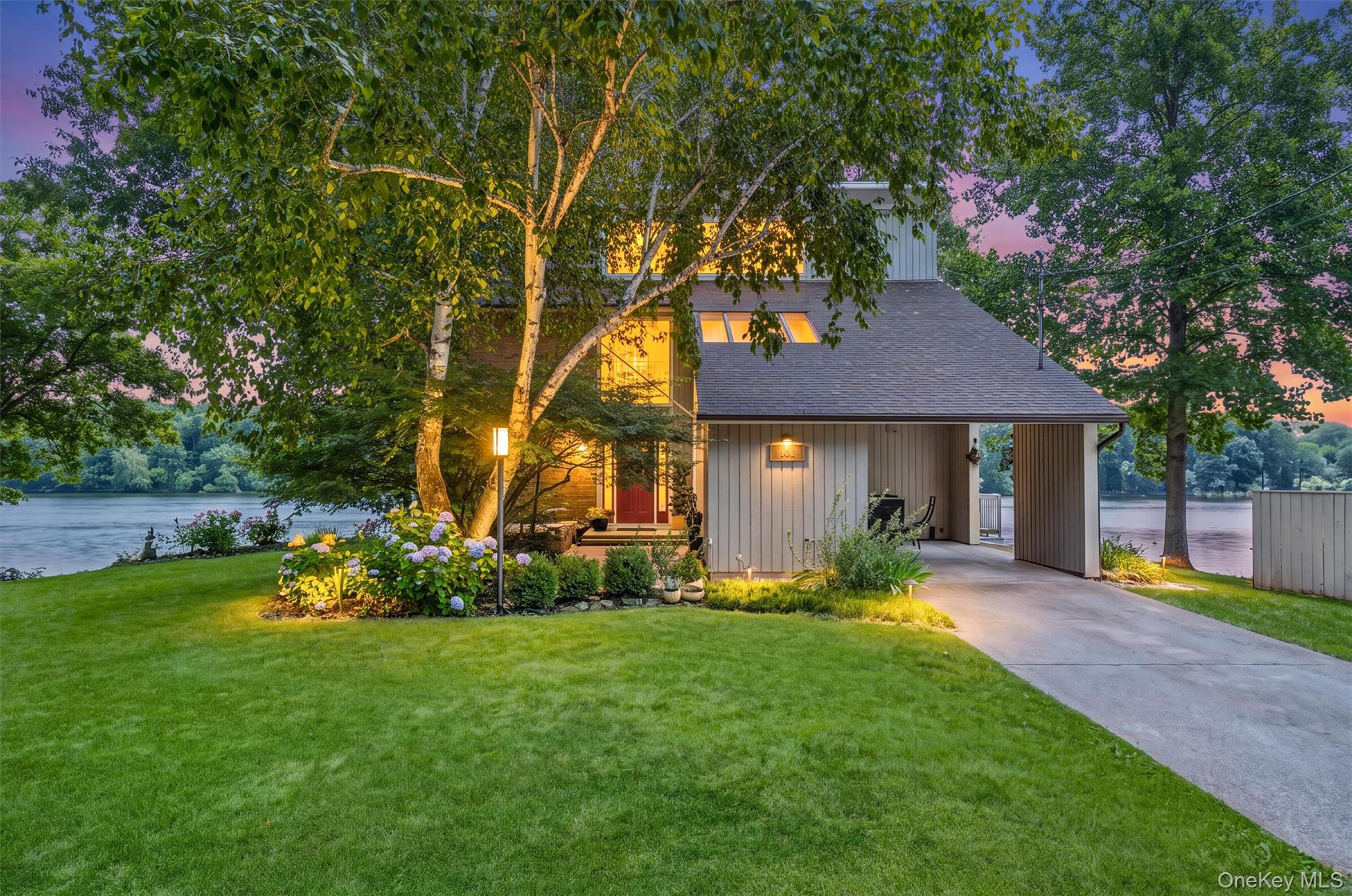 CONTEMPORARY ARCHITECTURAL  STYLE WATERFRONT/LAKEFRONT HOME WITH PRIVA...