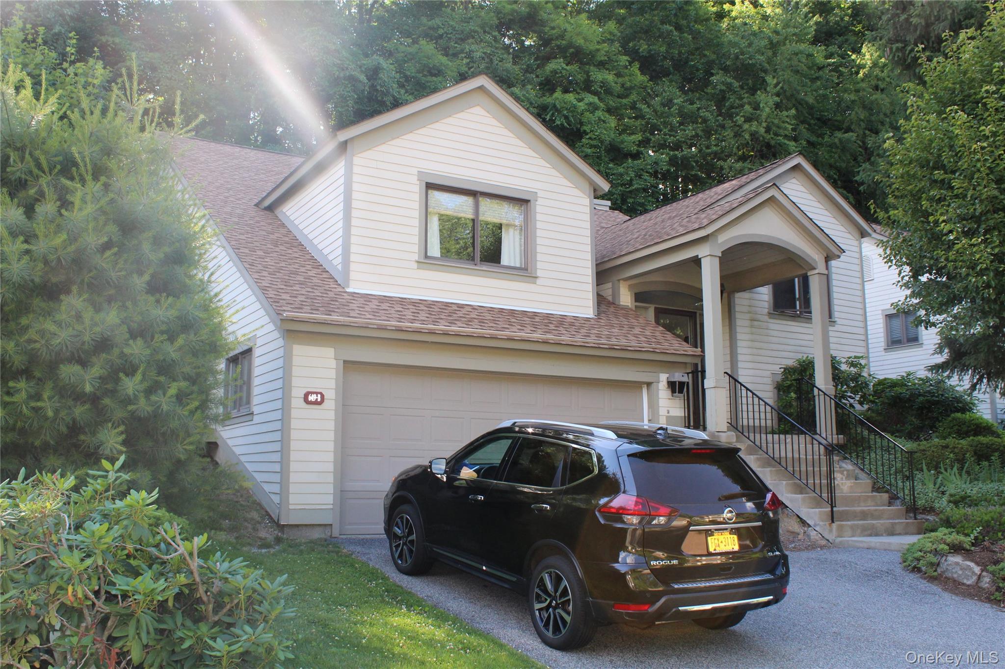 Super Stand alone unit open spacious flow, Gas fireplace. privacy on 2...