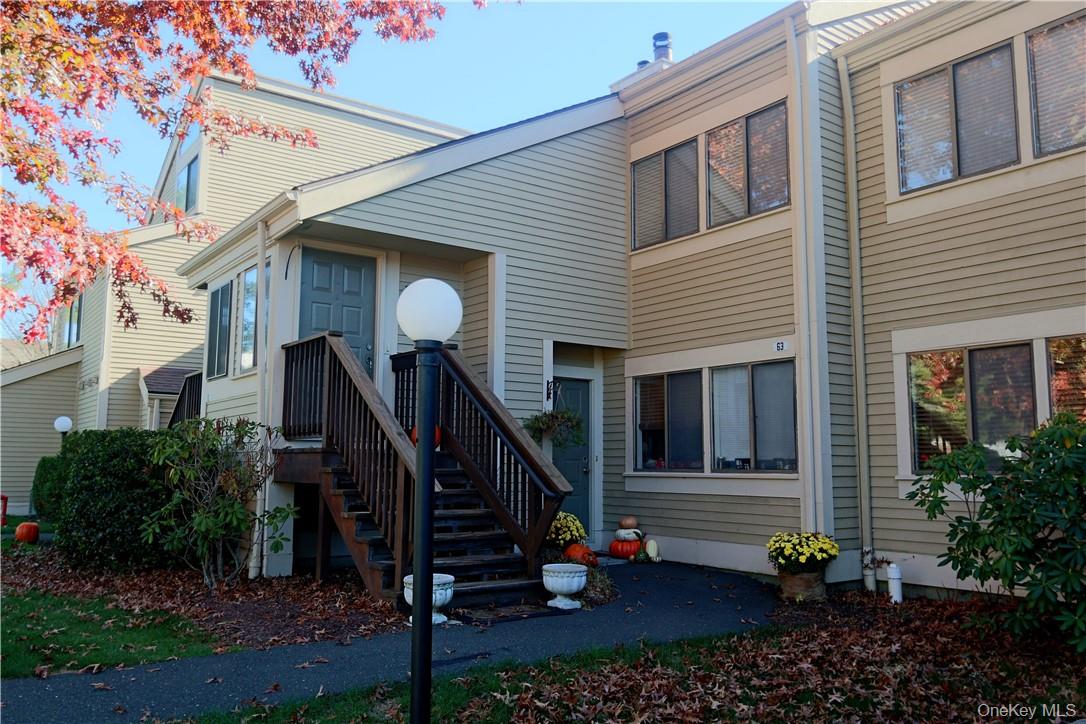 Welcome to Oakridge Condominiums. This sophisticated condo offers a sp...