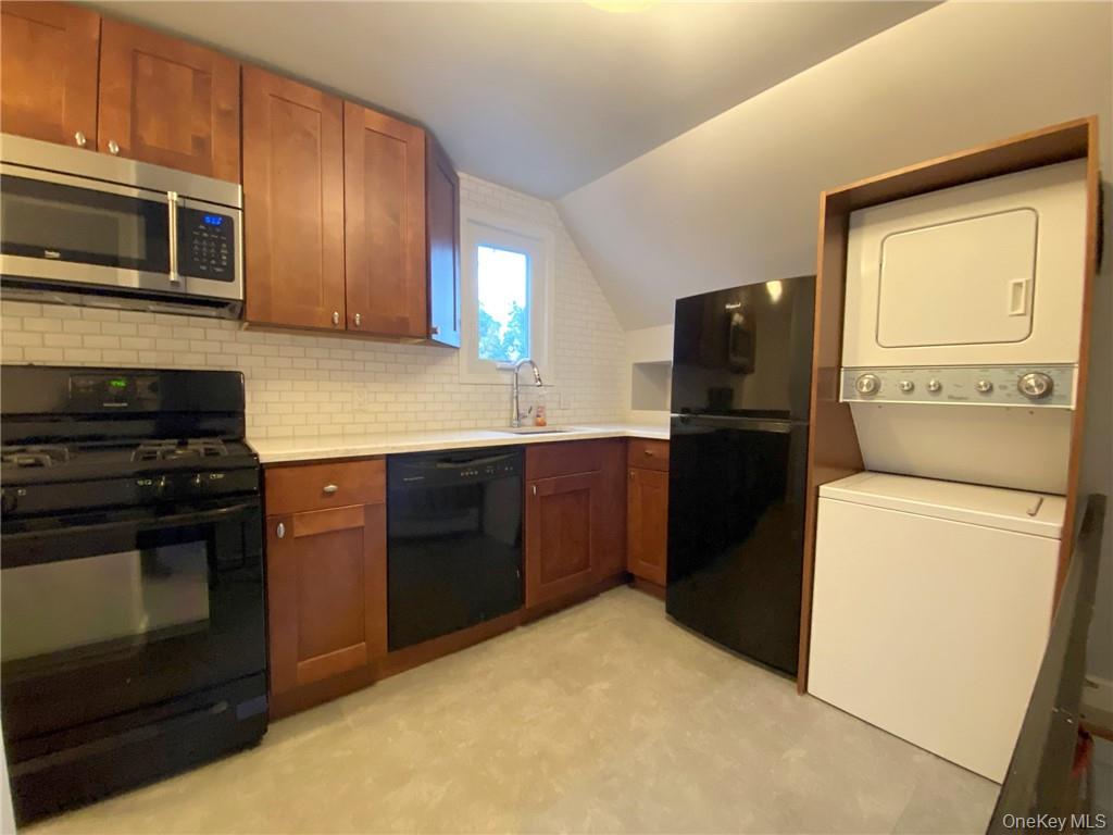 Bright & Spacious One Bedroom unit in the Heart of Tuckahoe. Features...