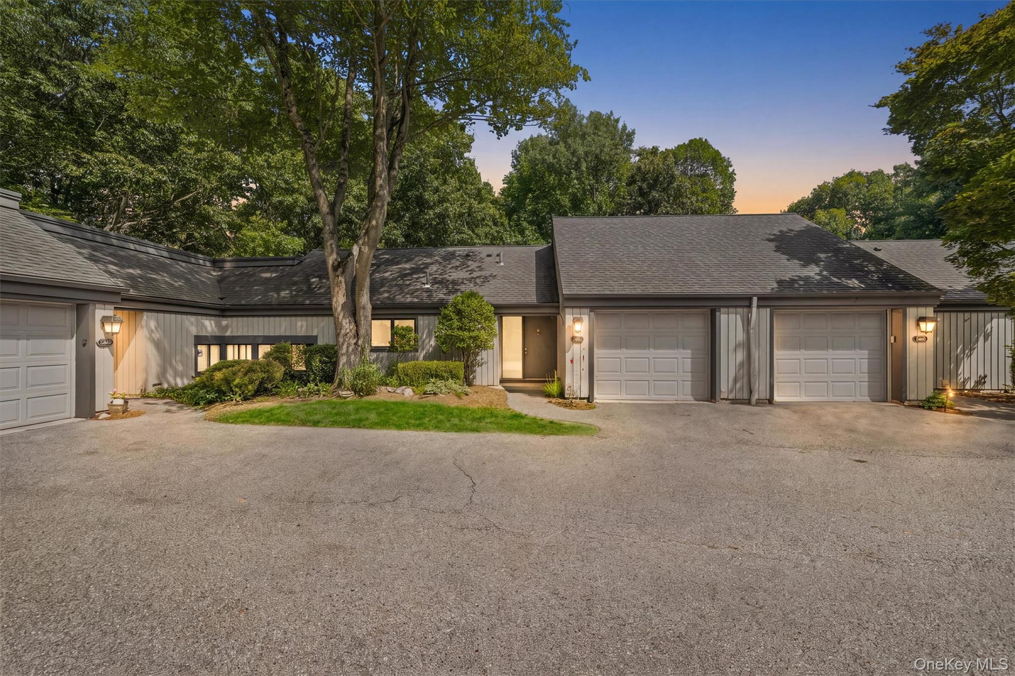 Welcome to Heritage Hills resort style amenities community. This well...