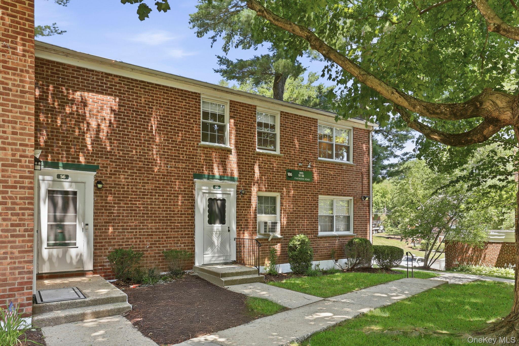 Terrific renovated 2nd floor Co-op in a courtyard park-like setting, w...