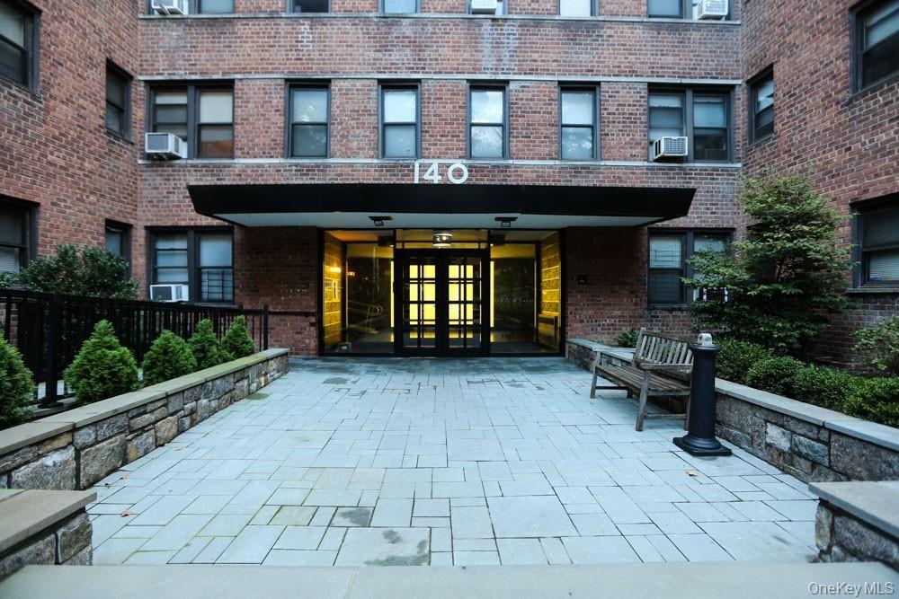 Commuter's dream! Beautifully renovated 1 bedroom walk to all in Harts...