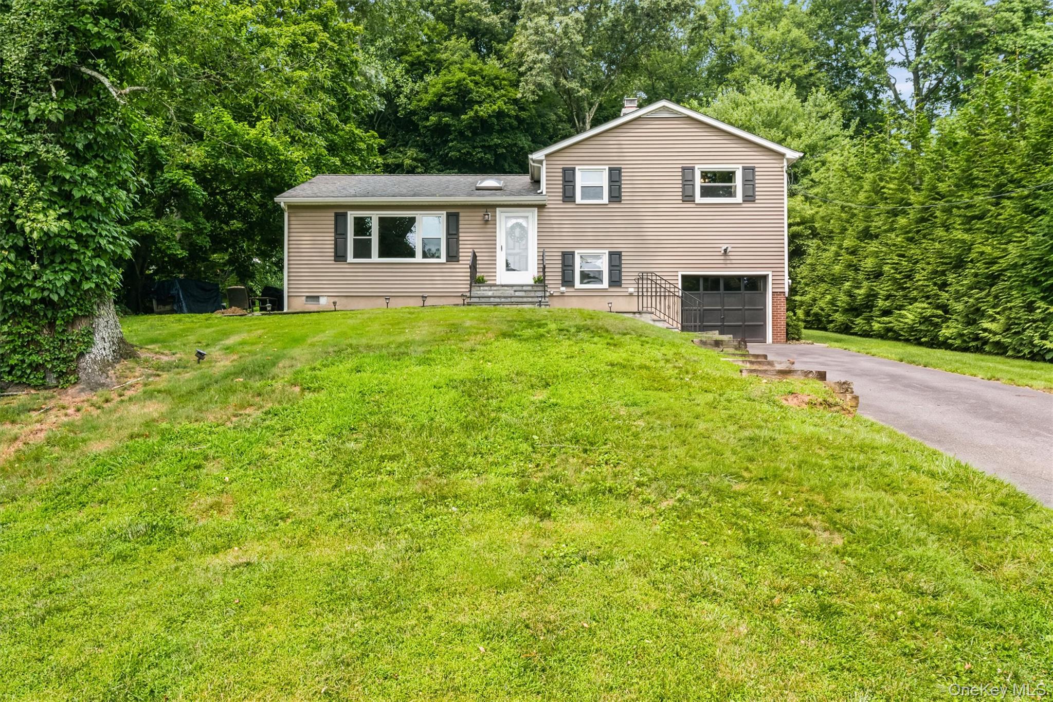 PRICE IMPROVEMENT - PRICED TO SELL! Welcome to 17 Ridge Road, a charmi...