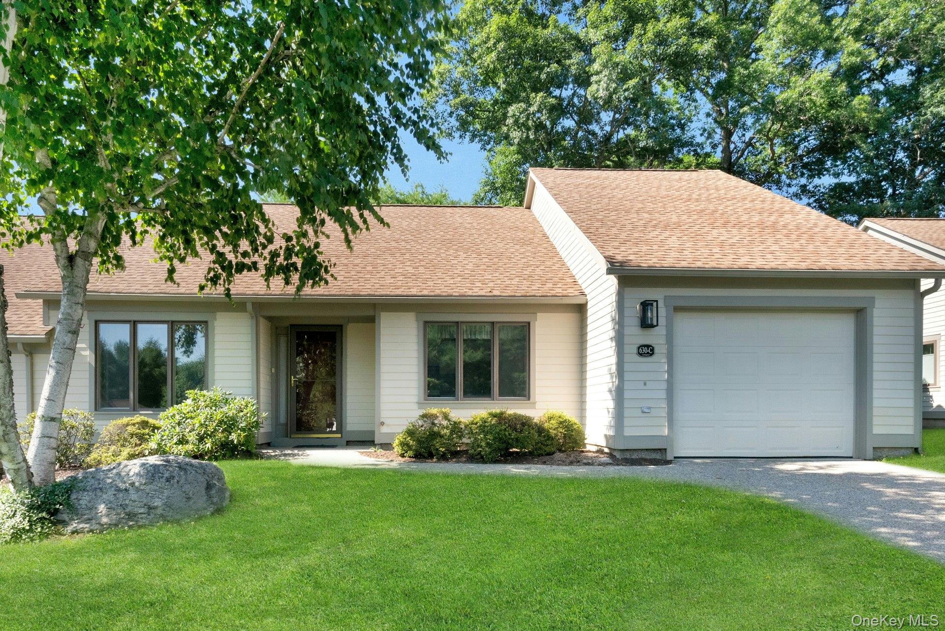 Welcome to the West Hill at Condo 26 in Heritage Hills and this one le...