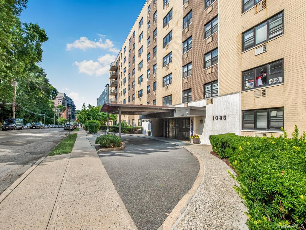 Great location, great building with pool and direct access to Metro No...