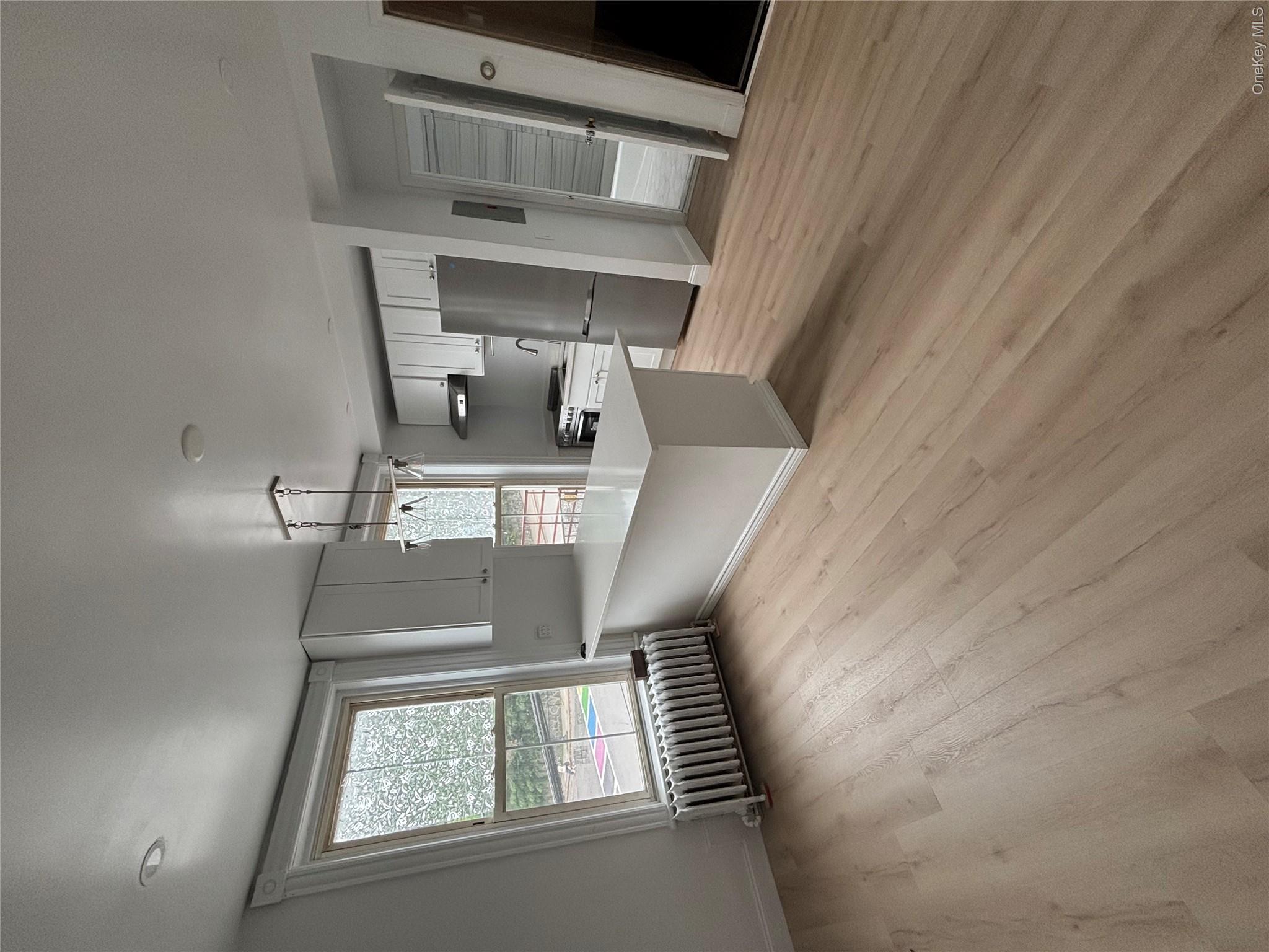 Beautifully updated 1 bedroom apartment near train with Hastings schoo...