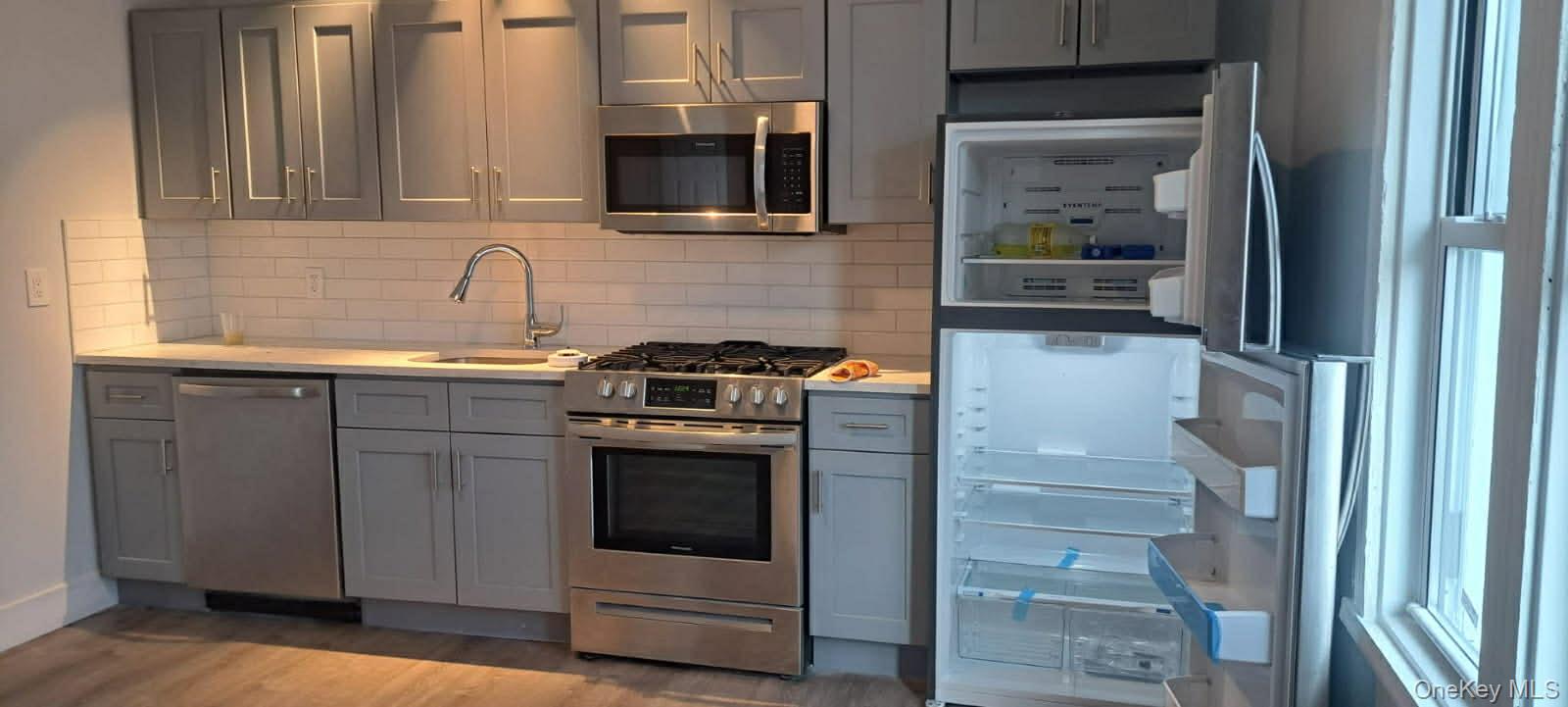 Vouchers Welcome,

Cozy, newly renovated three-bedroom apartment featu...