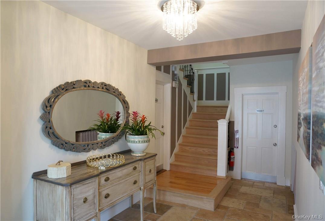 Welcome to this beautifully lit 2 bedrooms in Dunwoodie section of Yon...