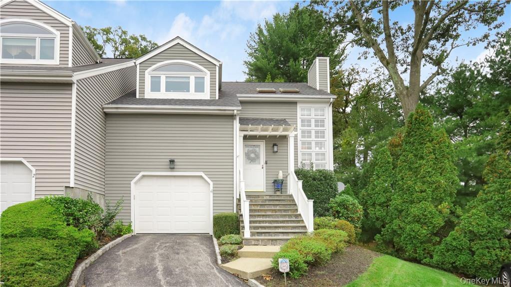 This bright and spacious end unit in Castle Glen features an open floo...