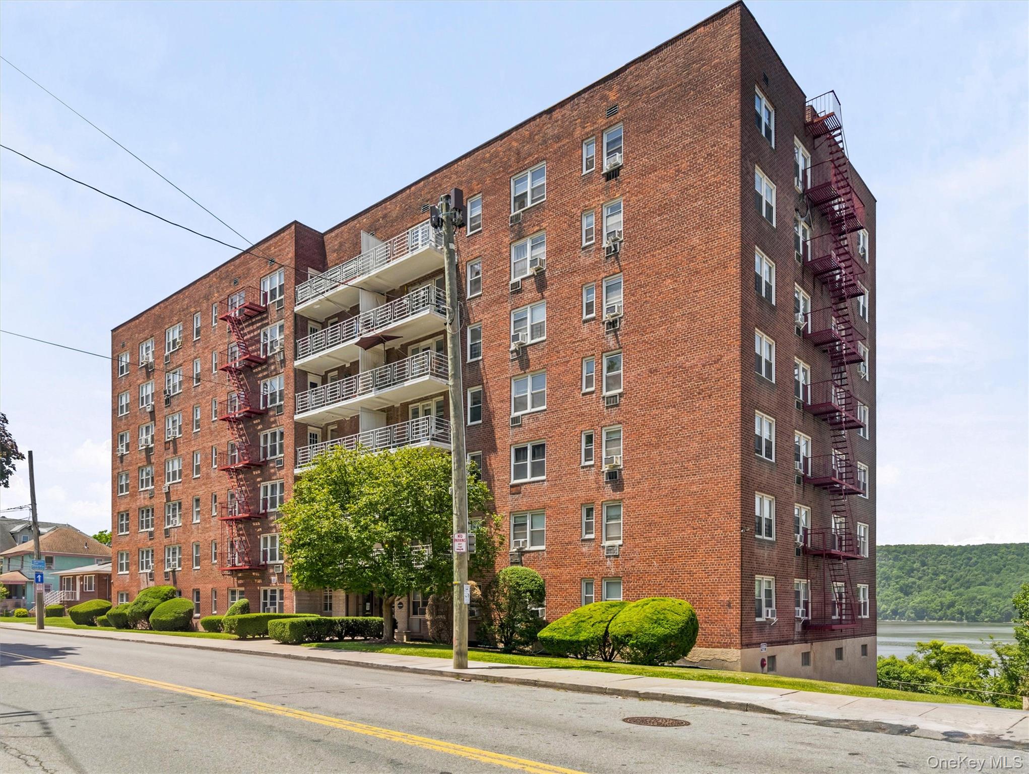 Cozy well lit one bedroom located on the main fl. HOA includes heat, h...