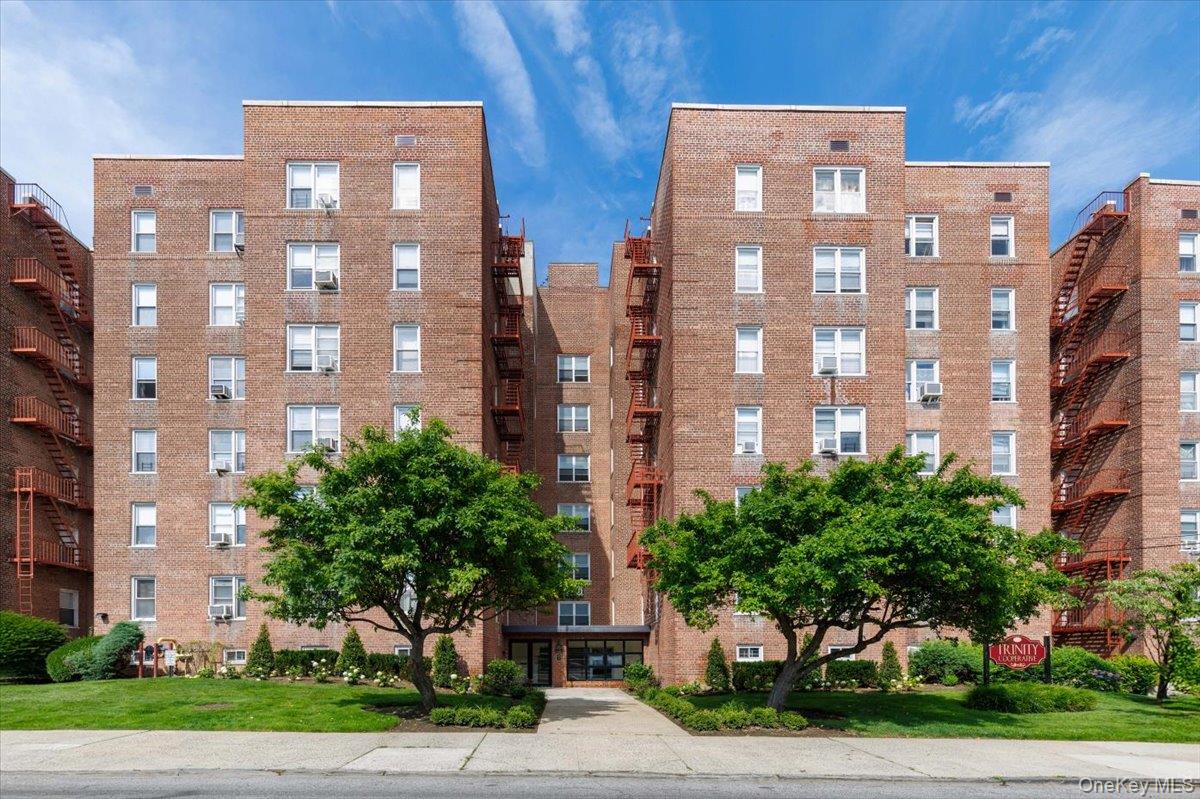 Welcome to this spacious top-floor co-op in the heart of New Rochelle,...