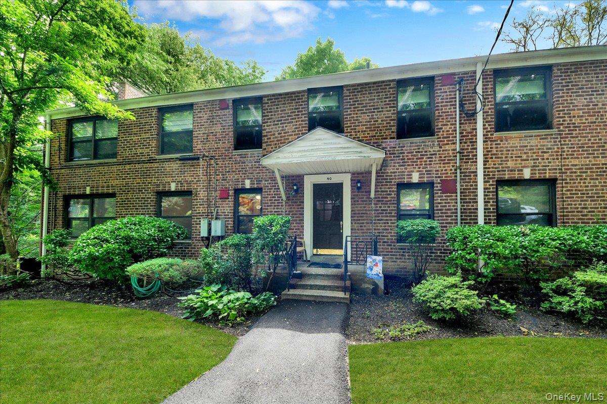 Welcome to Country Club Ridge! This Jr4 apartment is located in a beau...