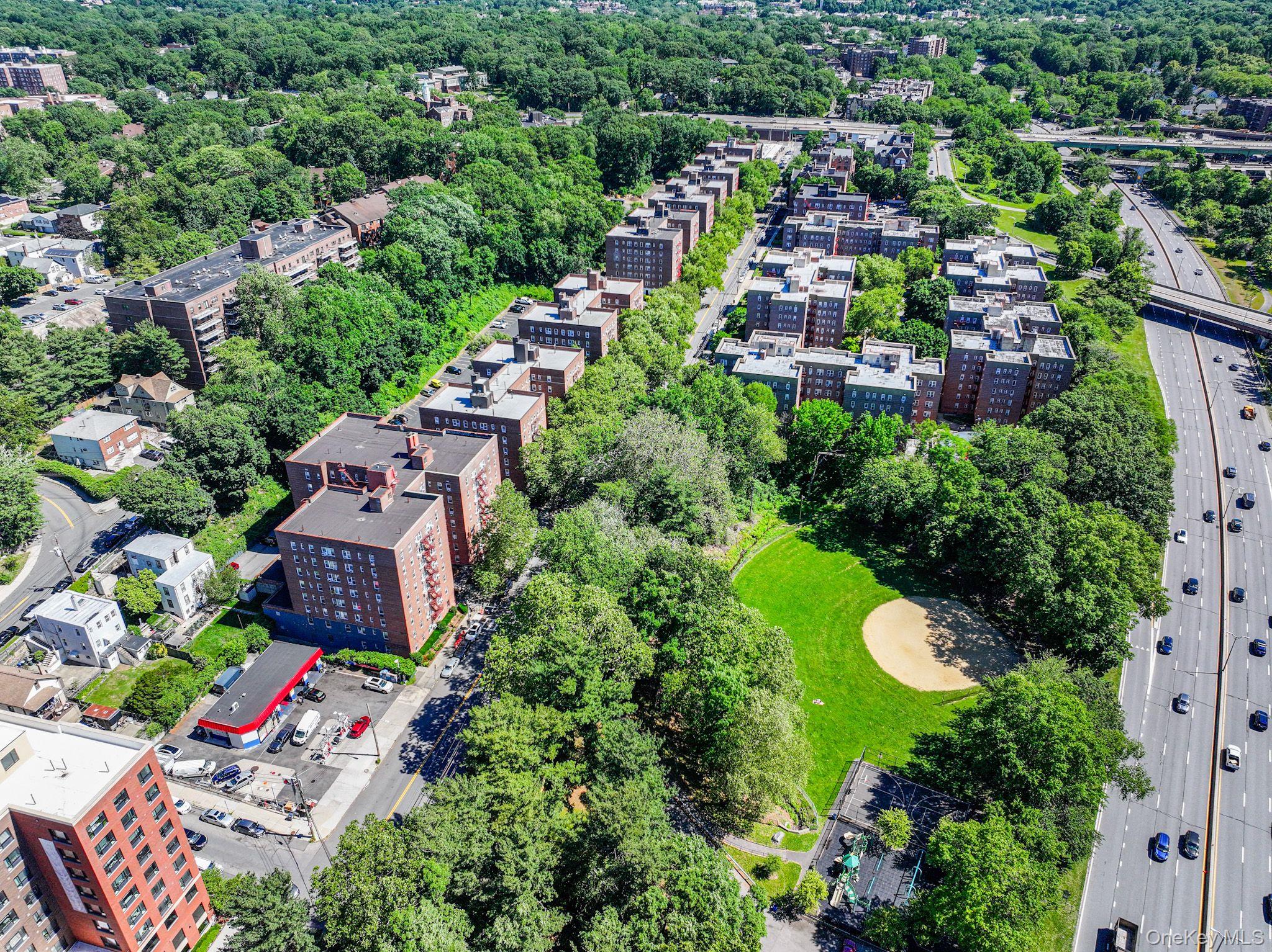 Spacious, well maintained, and move in ready 1 Bed 1 Bath unit. Hardwo...