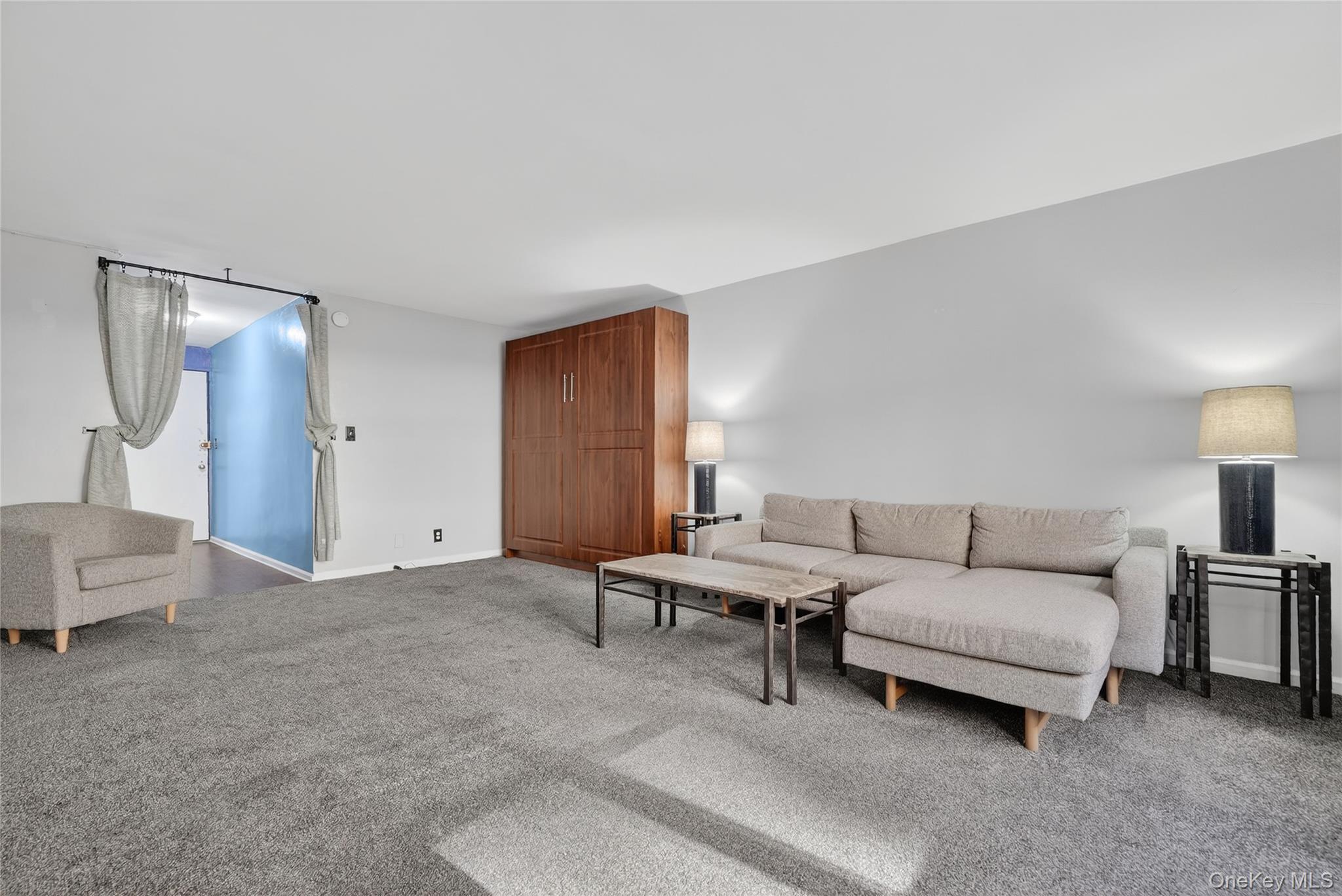 Move right into this fully furnished studio in the heart of White Plai...