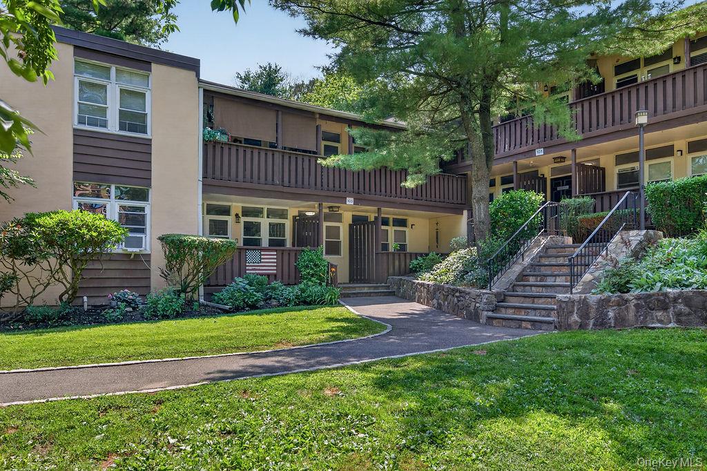 This garden unit lives like a 2 bedroom and has plenty of room. Conven...