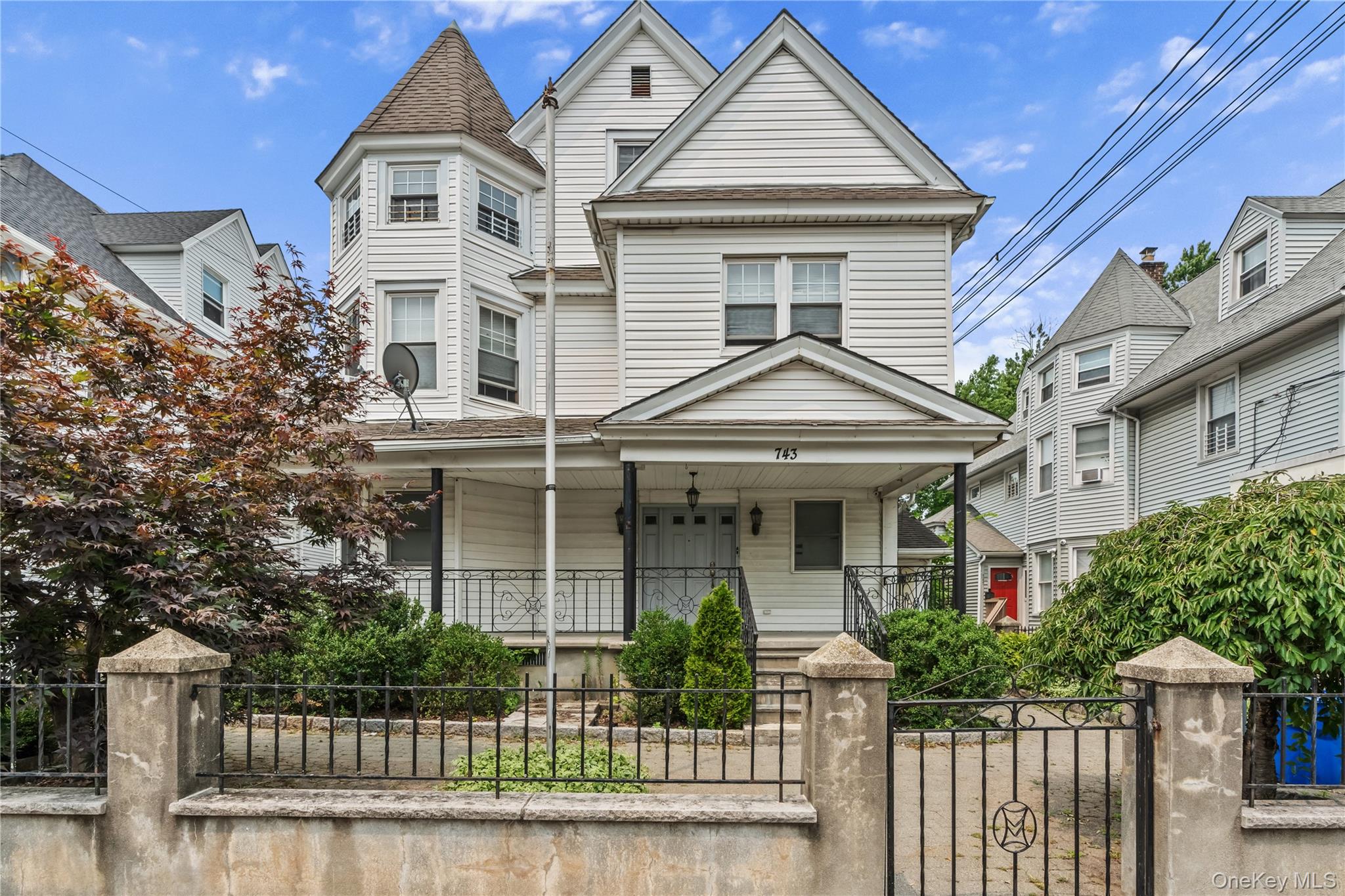 Investor opportunity on desirable Palisade Avenue! This expansive 3,56...