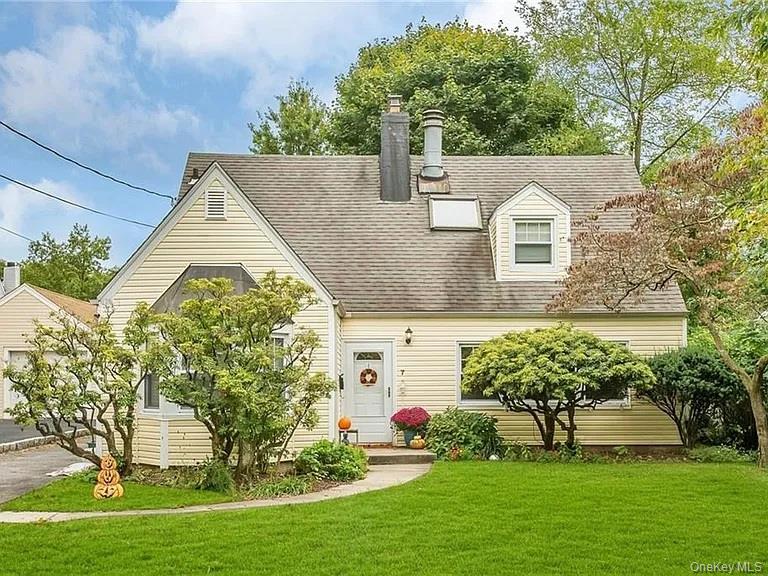 Charming 3-Bedroom, 2-Bath Home for Rent in Eastchester
Lovely 3-bedro...