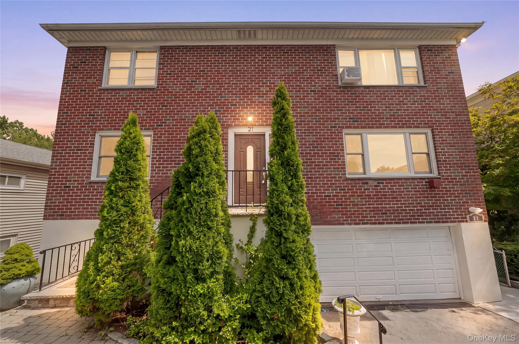 Welcome to 21 Calvi Ln, Yonkers, NY (rear access via 21 Bryn Mawr Pl)....