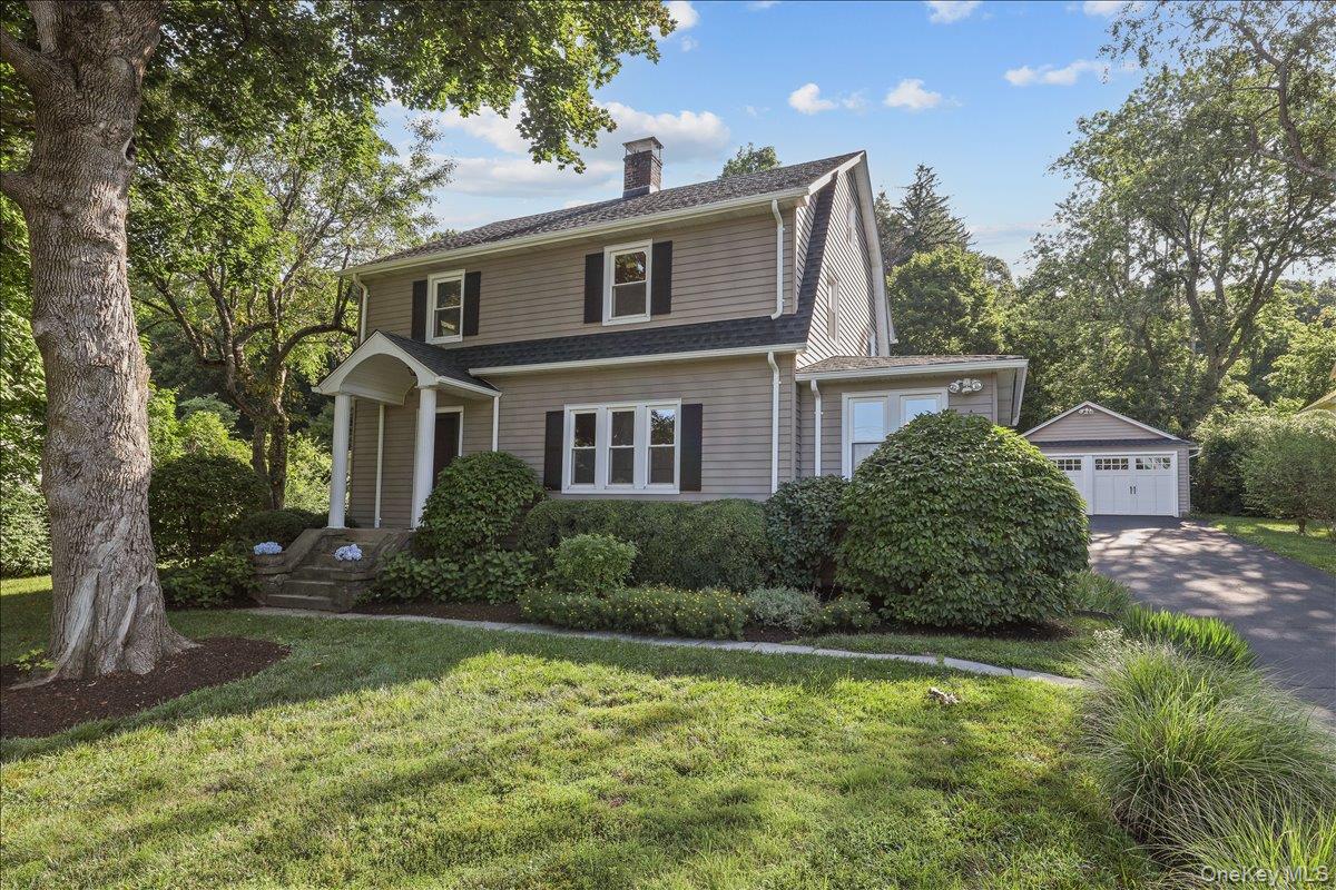 Captain Merritt's Hill Colonial -
Welcome to this charming 3 bedroom h...