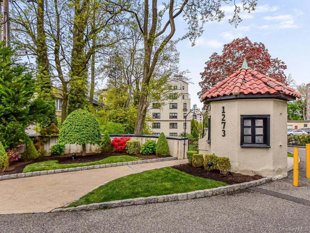 Discover the charm of Wykagyl Gardens with this spacious 2-bedroom, 1-...