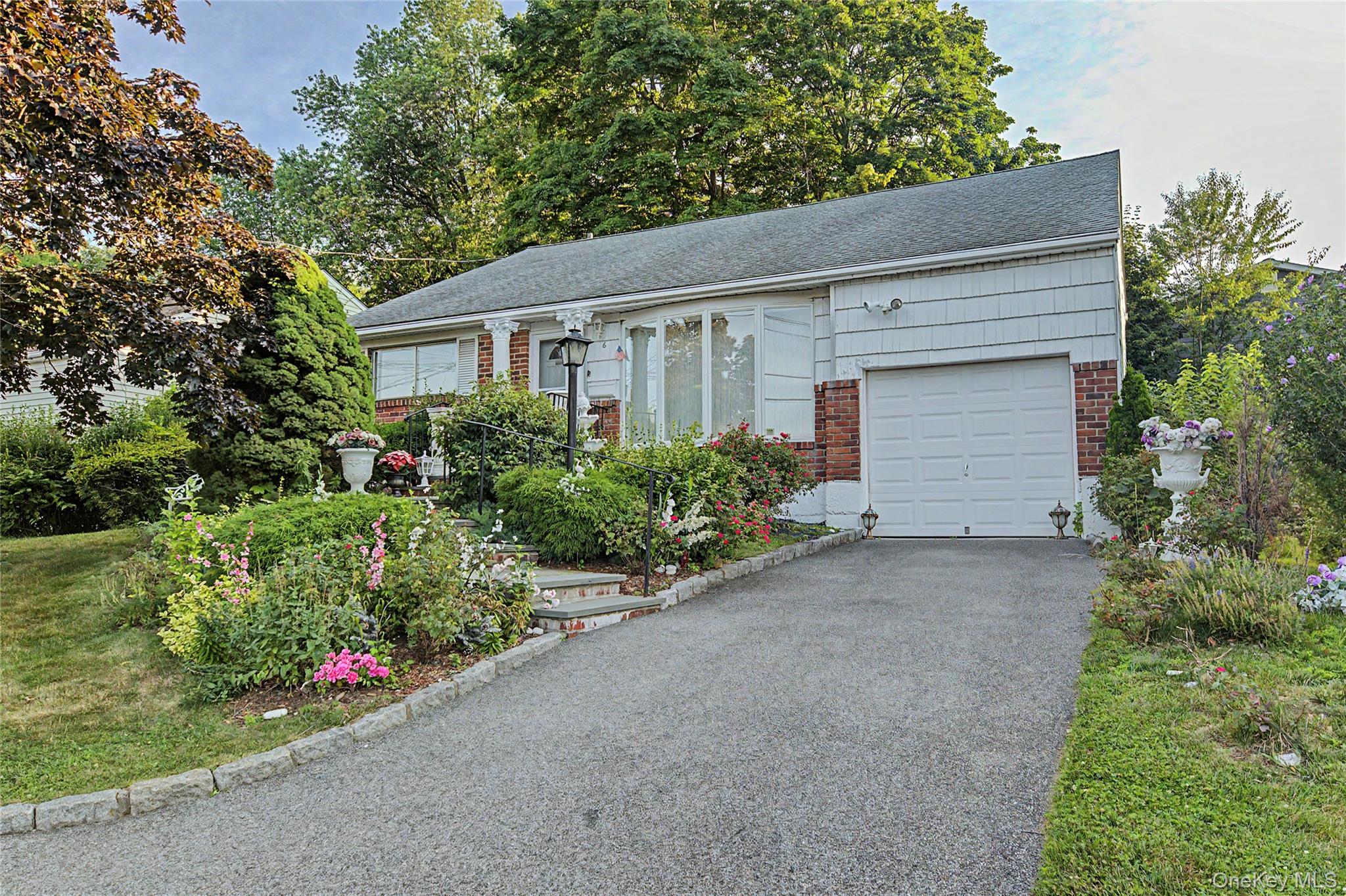 A must see beautiful bright home. Spacious living room & family room w...