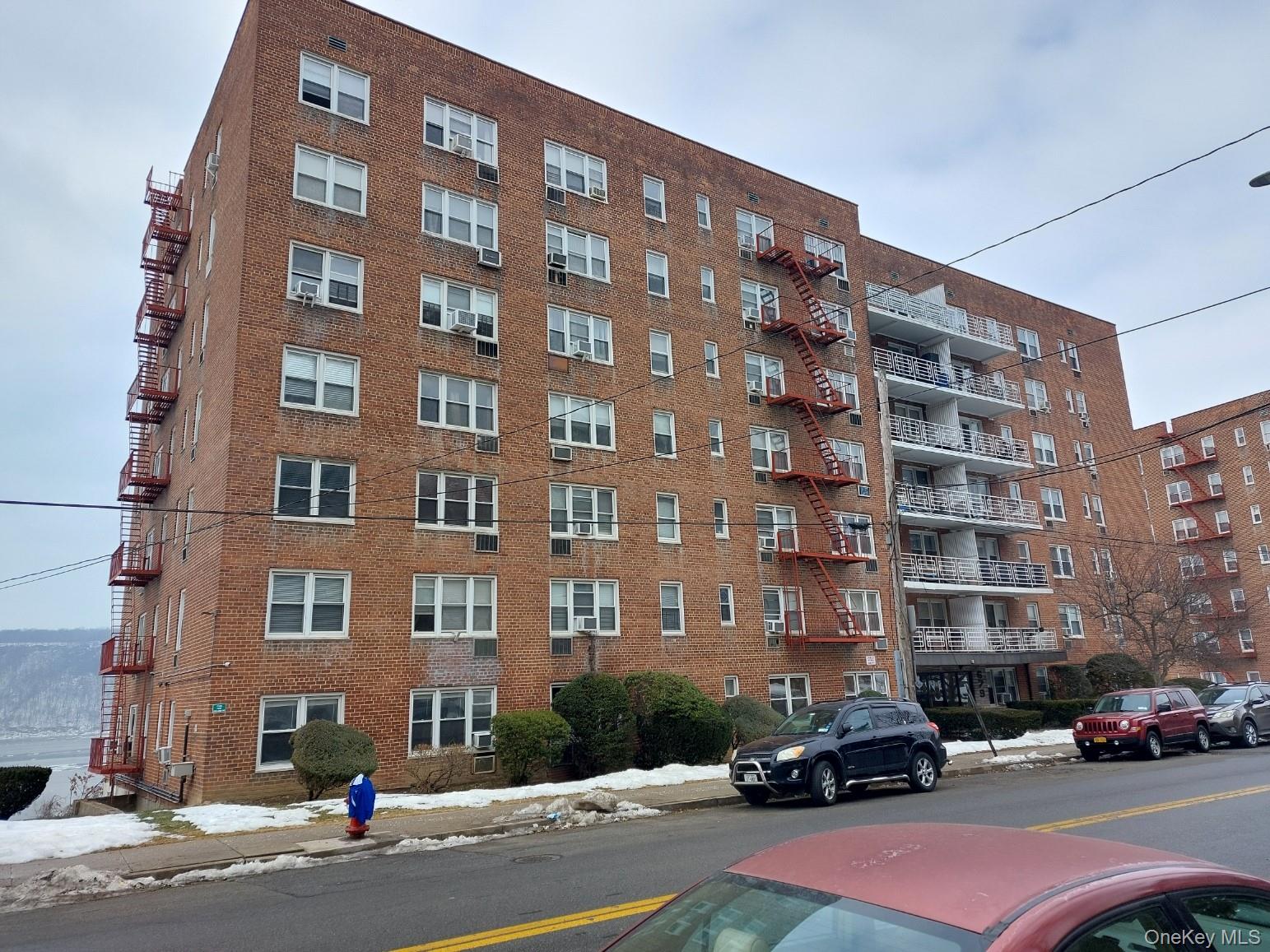 Renovated 1100 square foot 2 bdrm/ 2 bath apartment w/ beautiful river...