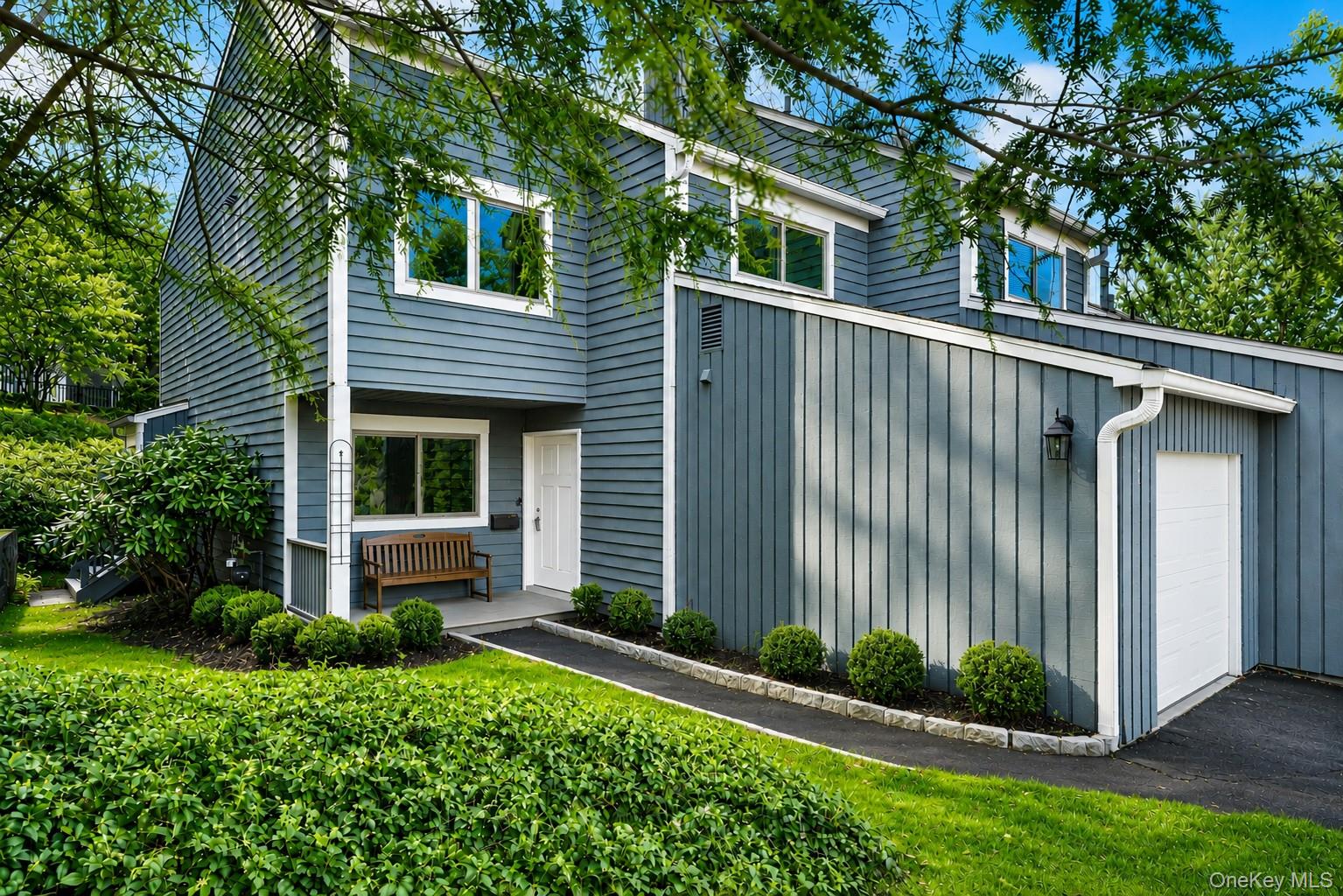 Desirable Timber Ridge Condominiums! Beautifully renovated corner town...