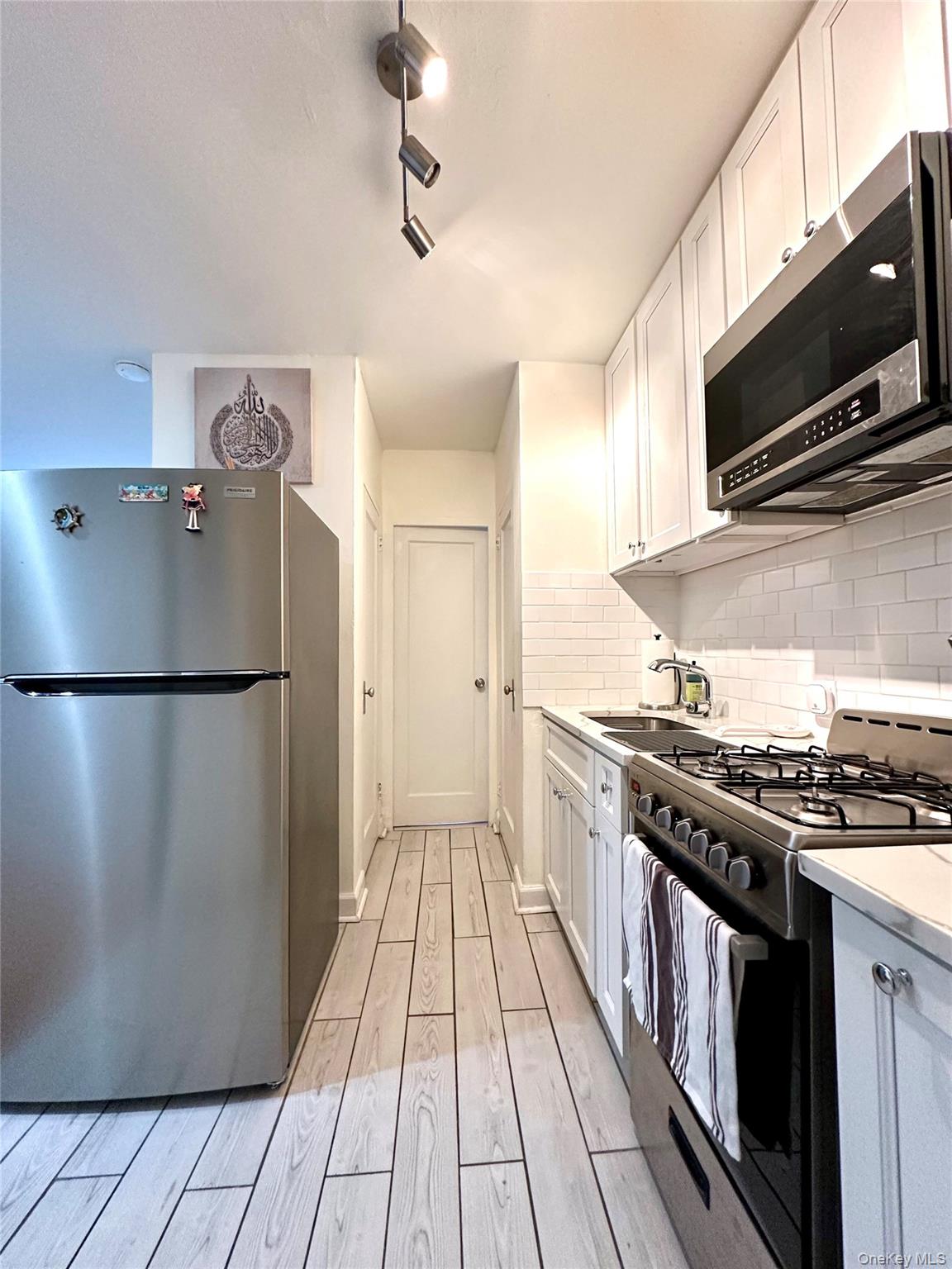 Welcome home to Mt. Vernon! Cozy and newly renovated, this sun-kissed...
