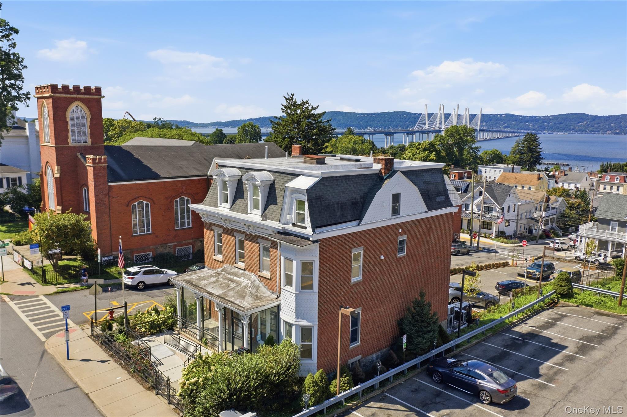 Duplex 6 Bedrooms • 3.5 Bathrooms • 2,700 SF • Tarrytown Schools
Exper...