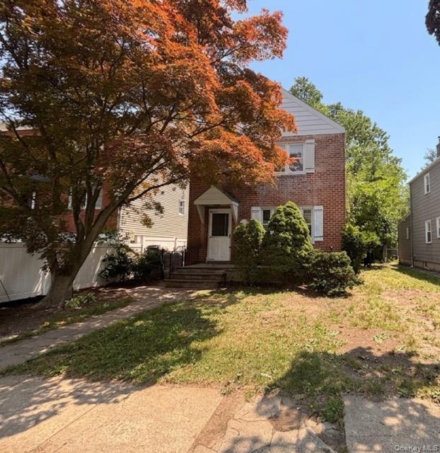 Bring your vision and transform this charming fixer-upper into the hom...