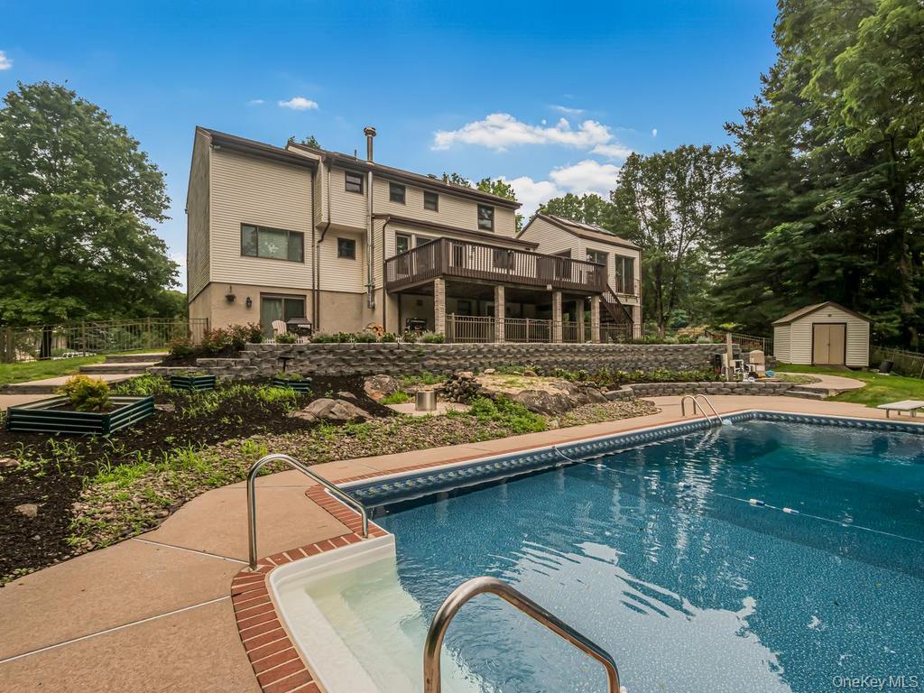 Welcome to 8 Fairgreen Court in the highly sought-after town of Cortla...
