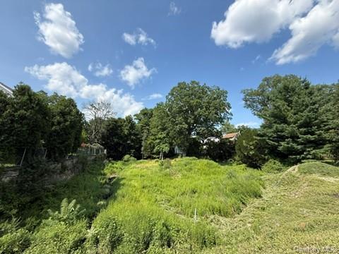 This attractive parcel features a level front with a gentle slope towa...