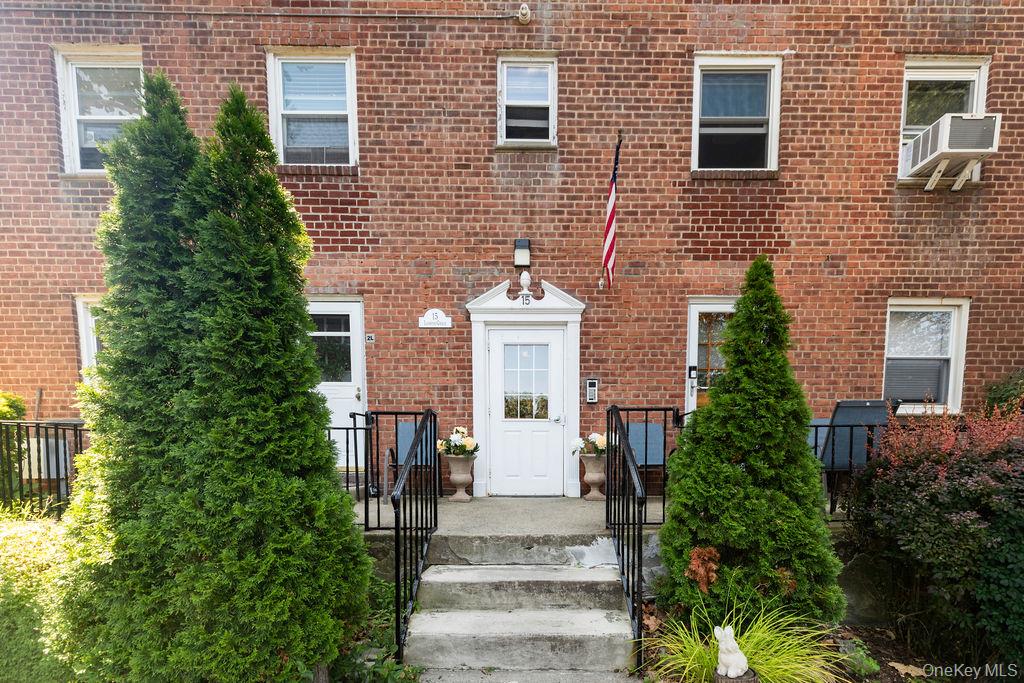 Welcome home to this pristine, pet-friendly 2-bedroom unit! This beaut...